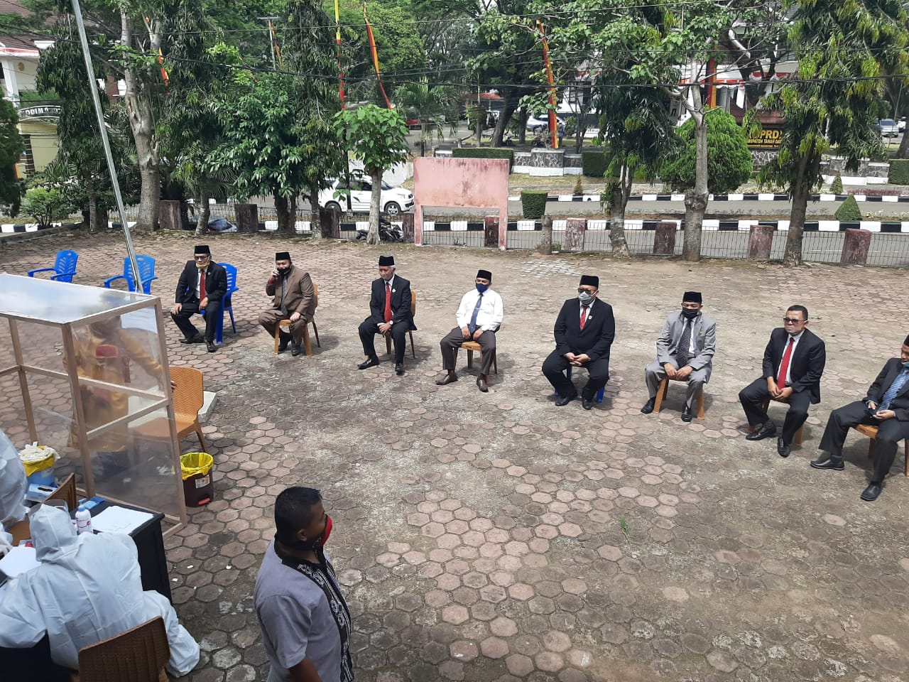 Fhoto : Swab Test unsur pimpinan DPRD Tanah Datar dan beberapa orang anggota usai kembali dari Pekanbaru. (Bdoy)