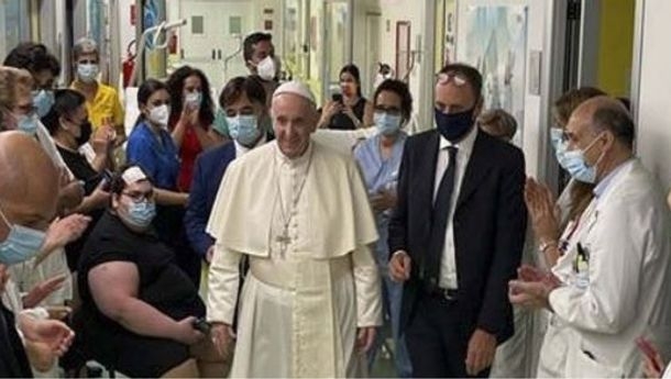 Paus Fransisku,Saat tiba di Vatikan setelah dirawat di RS  Gemelli, Roma (Foto : Padre Marco,SVD/Roma)