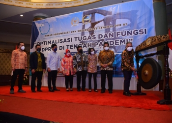 Sekjen DPR RI, Dr. Indra Iskandar berfoto bersama dalam acara Press Gathering Koordinat Wartawan Parlemen (dok/pemberitaan dpr ri)