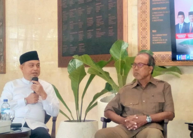 Ketua Kelompok DPD RI di MPR Tamsil Linrung (Baju Putih) dan Dr. Ahmad Farhan Hamid (Foto: Domi Lewuk)