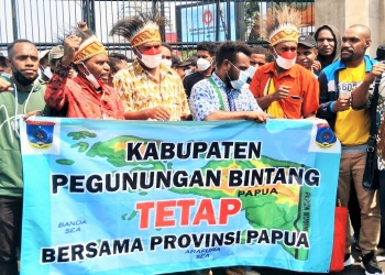 - Ketua Forum Percepatan Pembentukan Daerah Otonom Baru (DOB) Se- Wilayah Tabi, Provinsi Papua, Yulianus Dwaa,S.Km (Tengah Batik Kuning).Foto : Domi Lewuk.