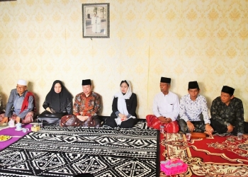 Pengasuh Ponpes Buntet, KH Adib Rofiuddin berbincang dengan Puan maharani, Senin (4/7/2022).