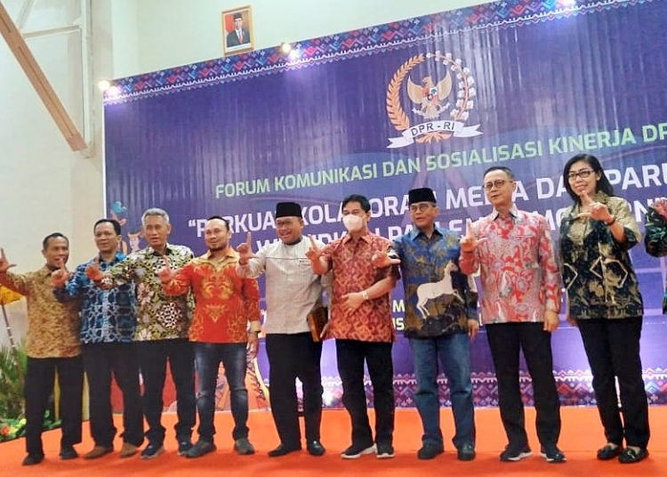 Sekjend DPR RI, Dr. Indra Iskandar (batik biru mengenakan peci ) berfoto bersama dalam diskusi Forum Kolaborasi Media dan Parlemen di Lombok, Nusa Tenggara Barat, Jumat,5 Agustus 2022 (domi lewuk)