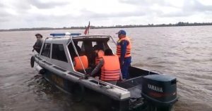 Personel Marnit Pegatan Ditpolairud Polda Kalteng Evakuasi Korban Kecelakaan di Laut