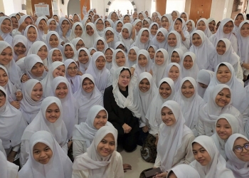 Ketua DPR Puan Maharani bersama para siswi dalam sebuah kunjungan kerja di Pesantren