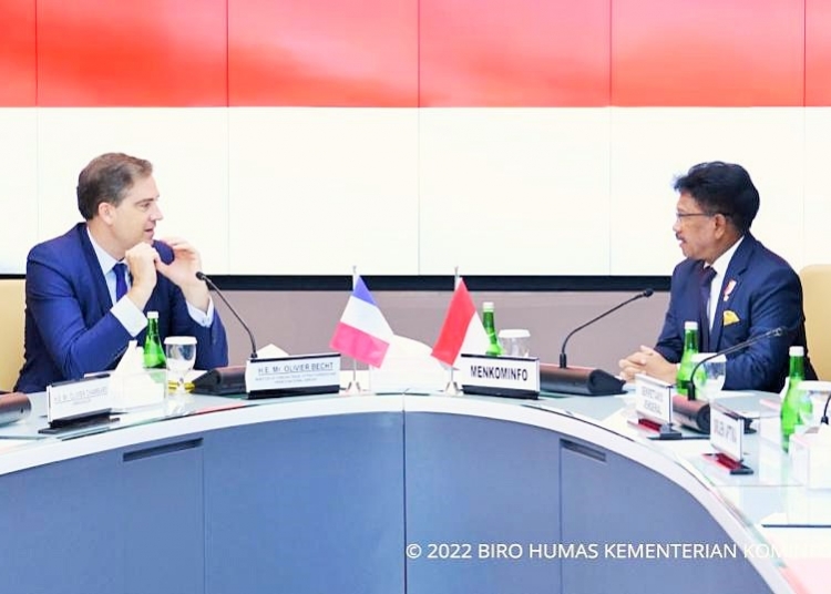 Pertemuan Bilateral Menkominfo RI, Johnny G. Plate dengan  Menteri Perdagangan Luar Negeri dan Daya Saing Ekonomi Prancis, Olivier Becht di Kantor Kementerian Kominfo, Jakarta Pusat, Rabu (21/09/2022). (Foto: AYH)