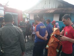 Danramil1307- 05/Ratolindo Bersama Anggota Koramil Bantu Warga Padamkan Rumah Warga Kebakaran