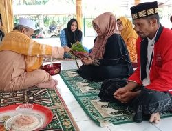 Abu Keude Dua ”Peusijuk” Hj, Aisyah Ismail Caleg DPR Aceh Partai Aceh