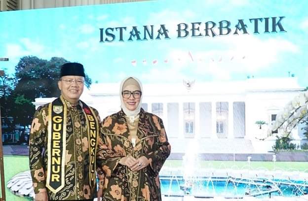 Istana Berbatik,Rohidin Dan Derta Kenakan Kain Besurek Khas Bengkulu ...