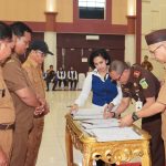 Kajari Tapin Adi Fakhruddin S.H,M.H saat tanda tangani nota kesepakatan dengan 126 Kepala Desa se Kabupaten Tapin