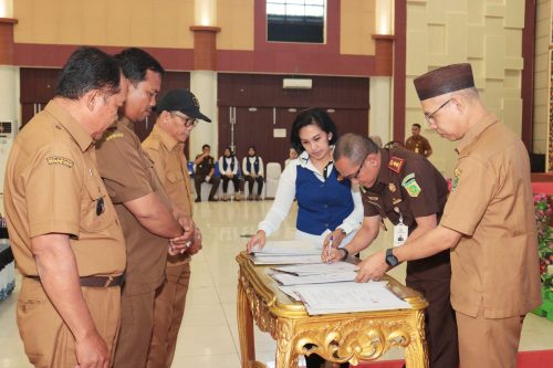 Kajari Tapin Adi Fakhruddin S.H,M.H saat tanda tangani nota kesepakatan dengan 126 Kepala Desa se Kabupaten Tapin